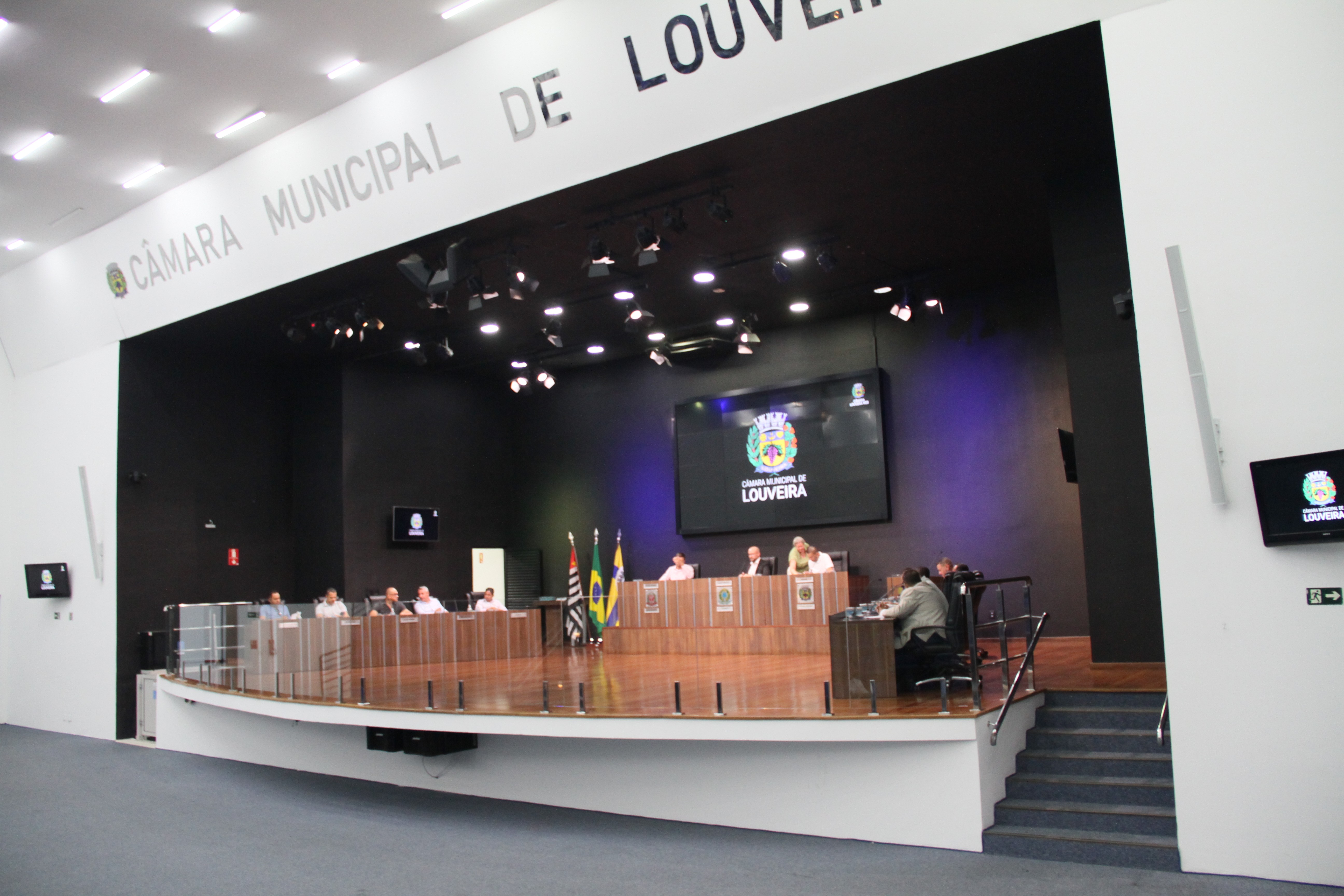 Reestruturação administrativa é aprovada com sete emendas