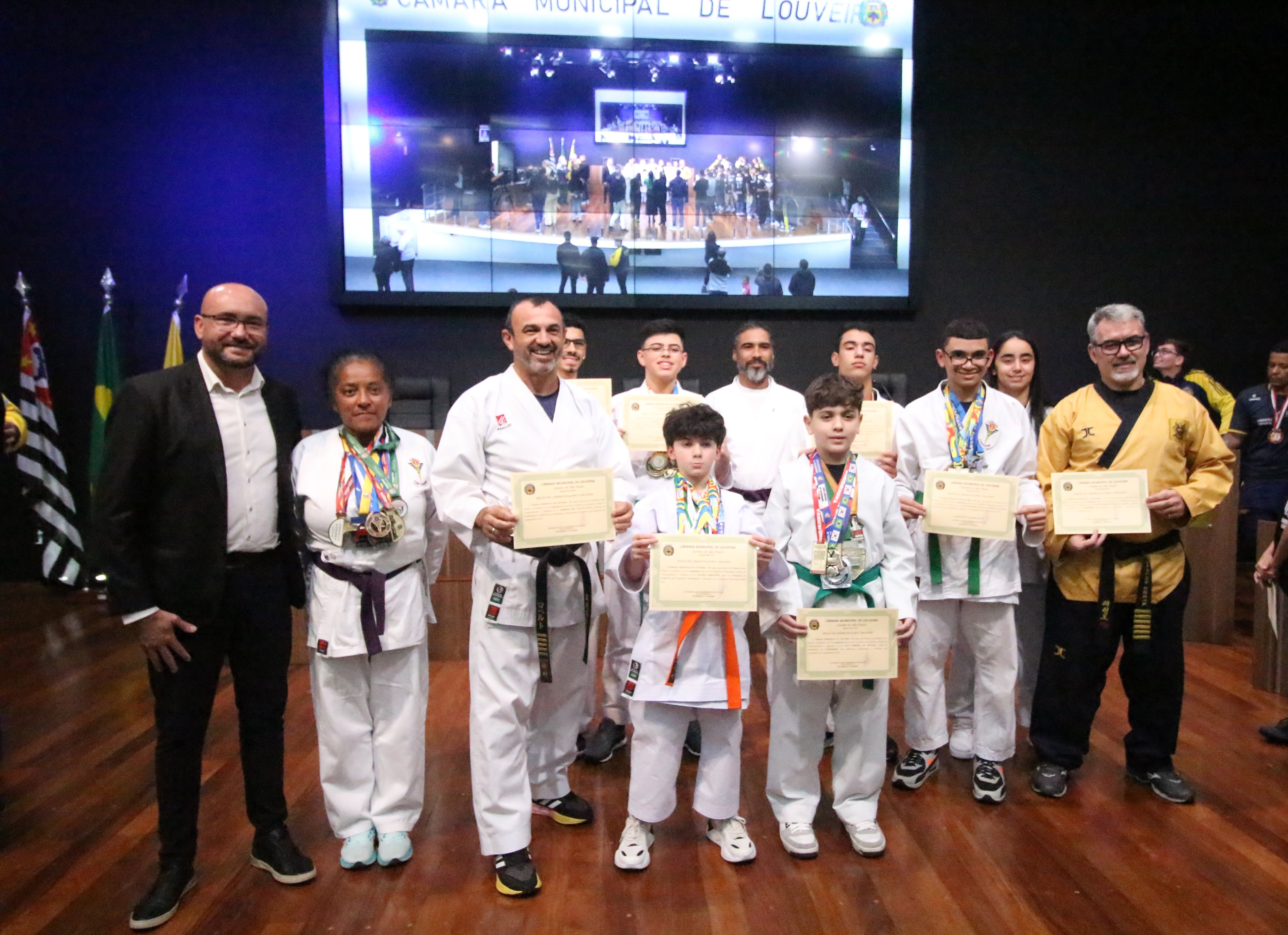 Atletas de Louveira recebem homenagem na Câmara