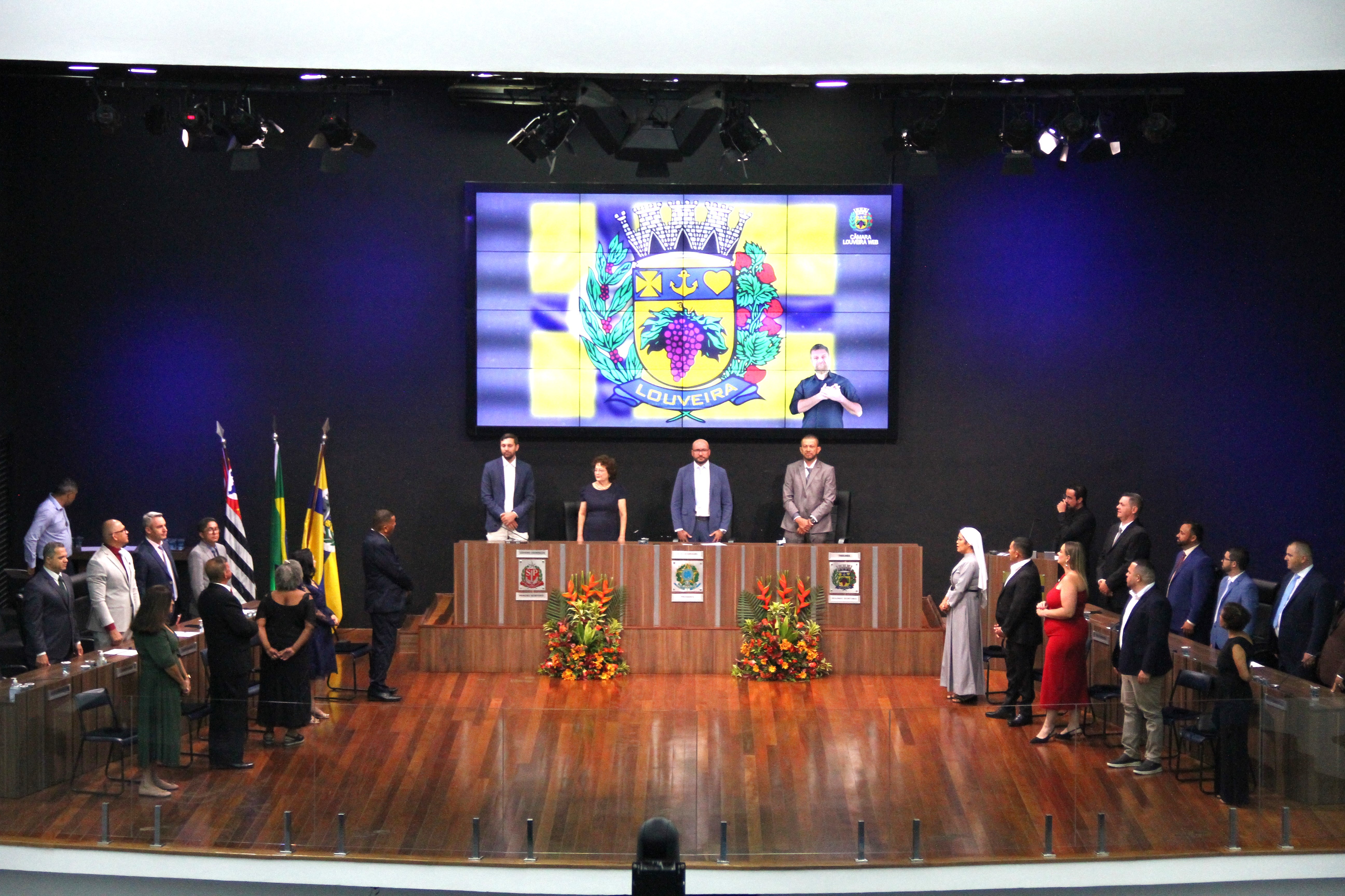 Público prestigia noite de entrega de Títulos de Cidadania Louveirense