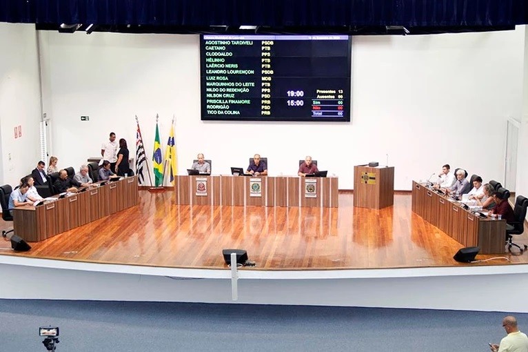 Vereadores discutem e rejeitam requerimentos sobre Santa Casa e Teatro