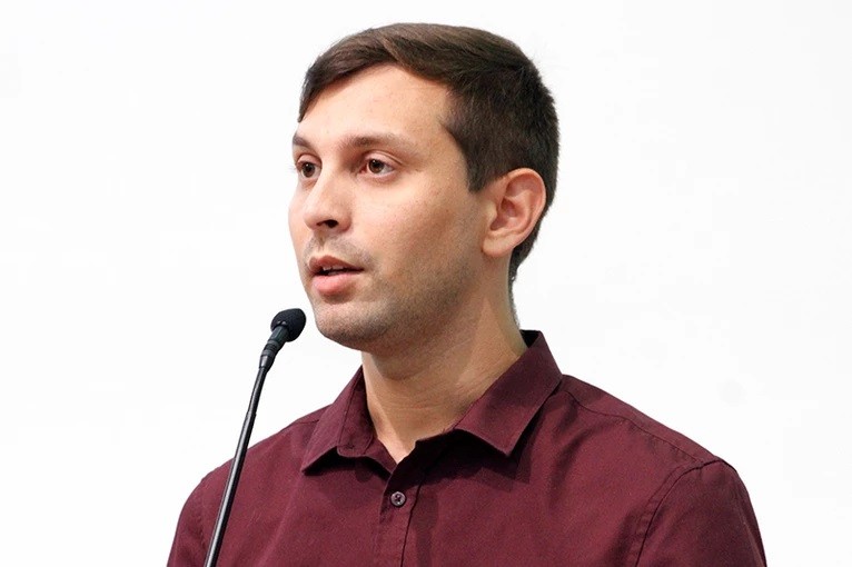 MOMENTO TRIBUNA: Leandro pede asfaltamento de rua no bairro Cestarolli