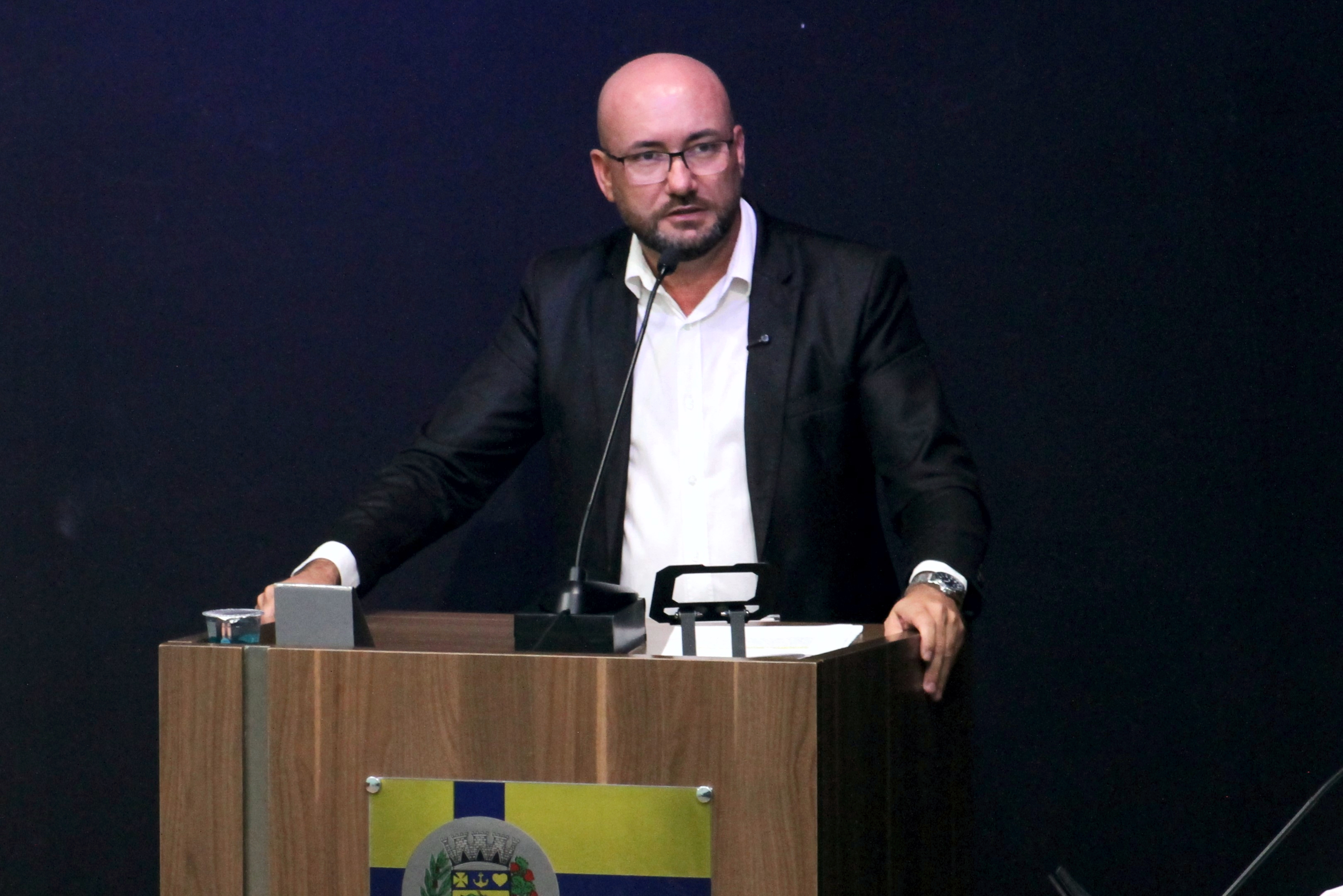 Louveira aprova lei para divulgação de canais oficiais de denúncia