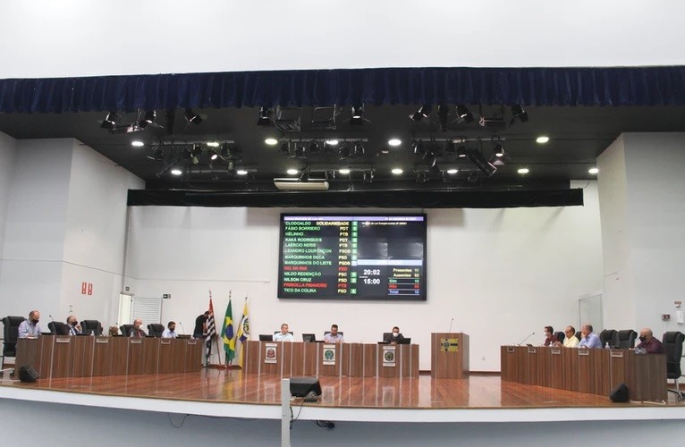 Vereadores cumprem lei federal e aprovam taxa de coleta de lixo