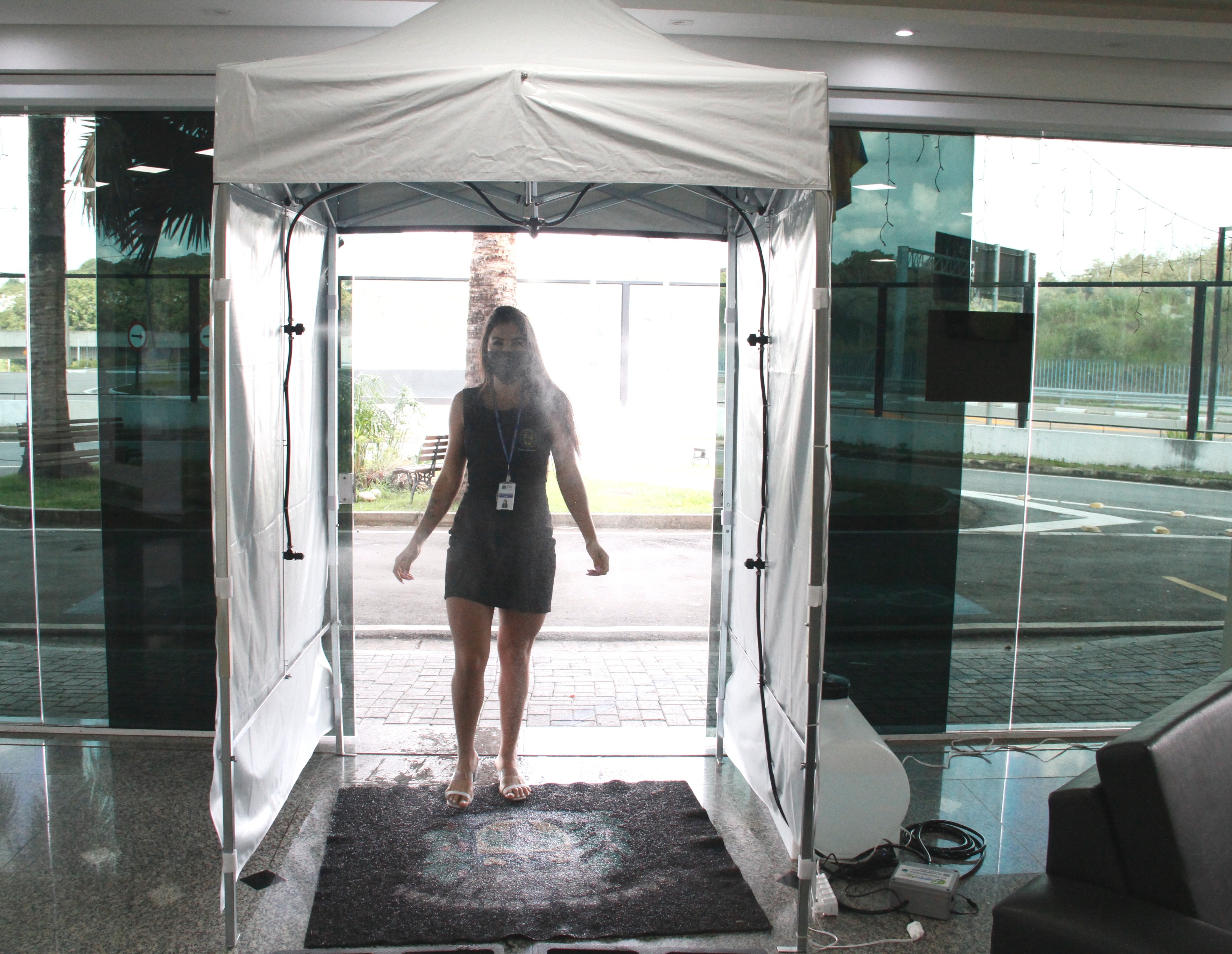 Câmara de Louveira instala cabine de desinfecção