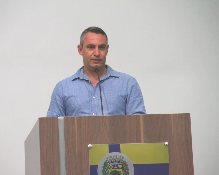 MOMENTO TRIBUNA - Vereador Fábio Borriero solicita redutor de velocidade, placas de sinalização